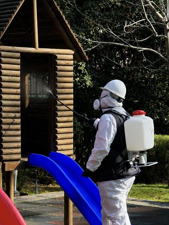 Técnico de Fumigaciones Ranco fumigando los juegos infantiles de un patio